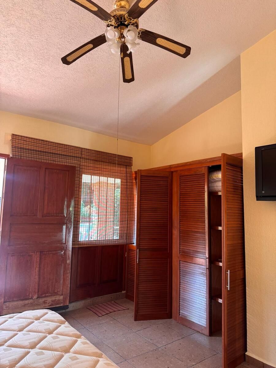 23 de 28: Puerta, ventana y closet en planta alta.