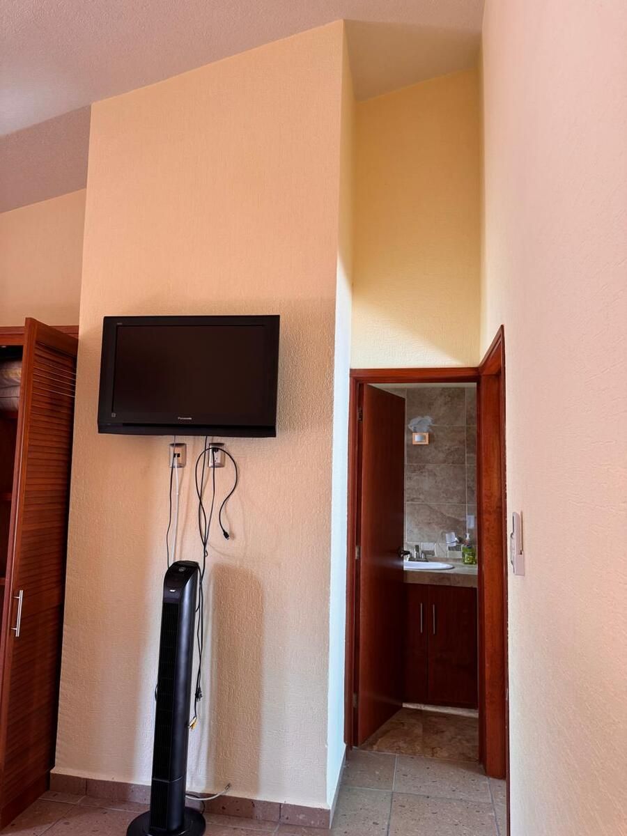 24 de 28: Puerta de baño de recamara en planlta alta.