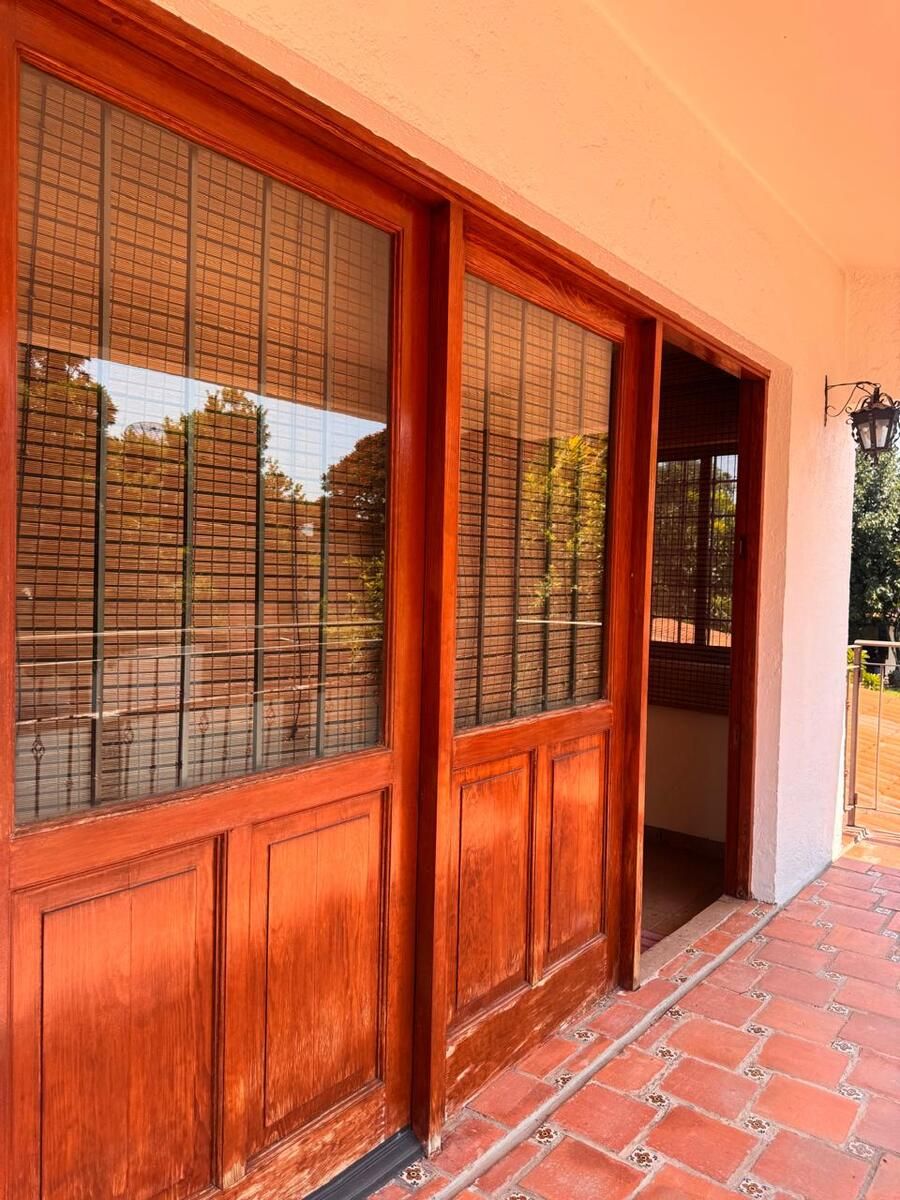 27 de 28: Puerta de doble anchur, ventana de madera con persiana.