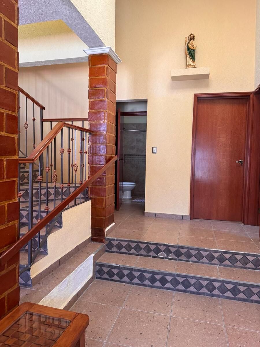 28 de 28: Escalera en cubo conecta con planta alta.