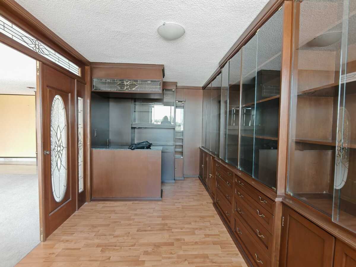 11 de 37: Biblioteca con cantina junto a sala comedor