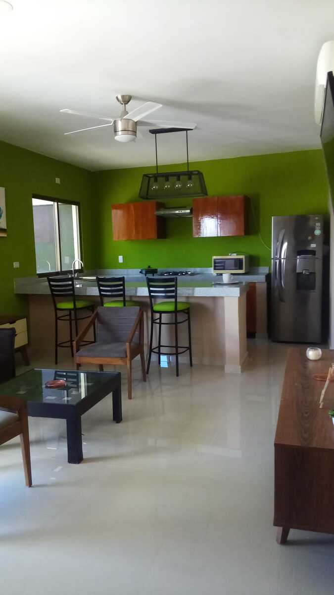 2 of 6: área social amueblada y cocineta equipada con parrilla