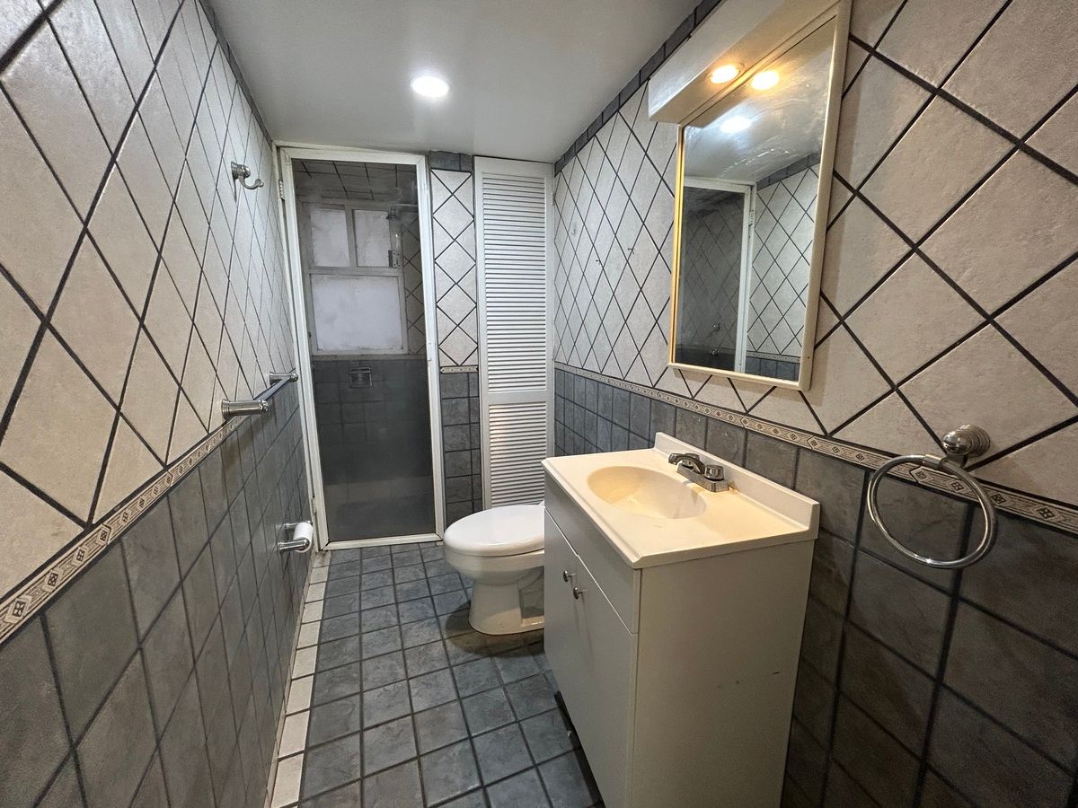 18 de 22: baño de visitas