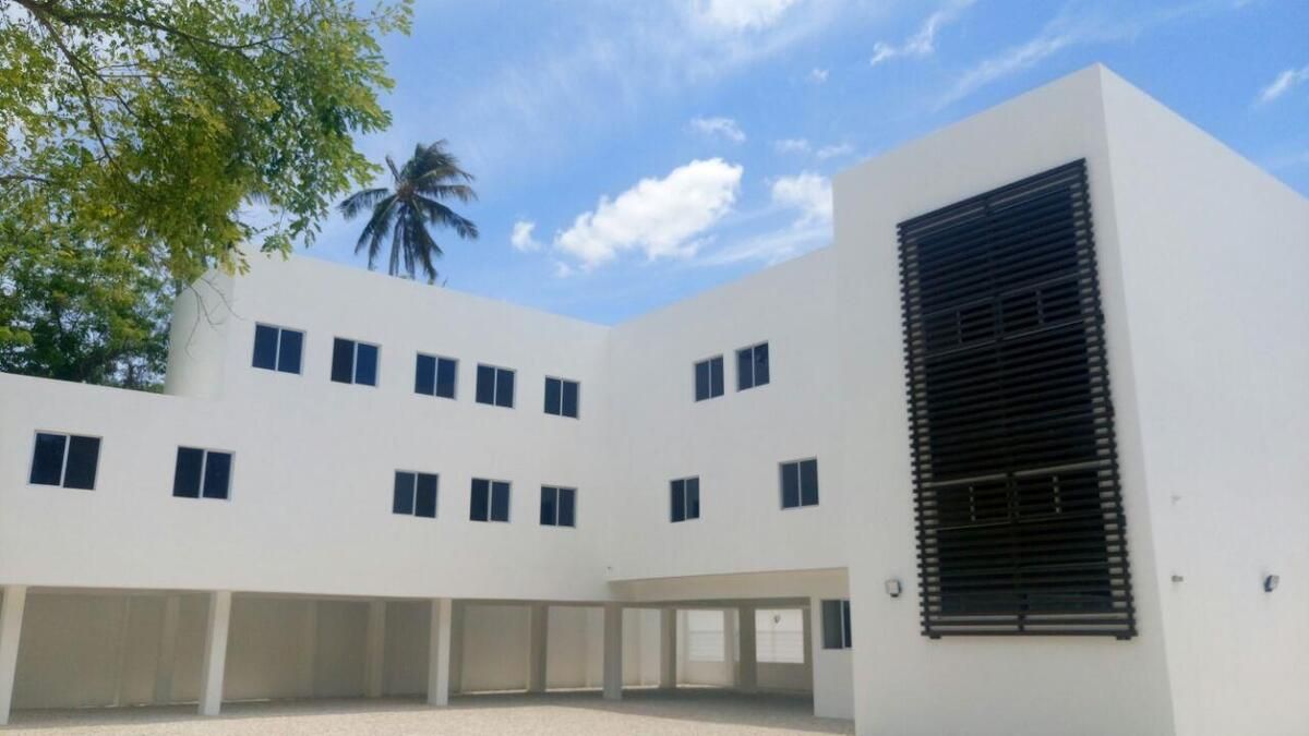 2 de 14: Fachada posterior