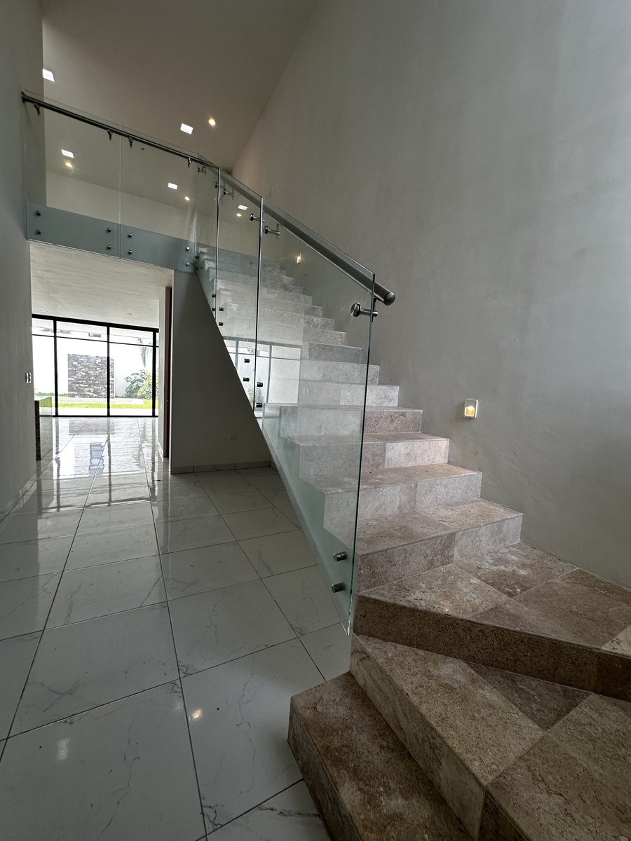 3 de 22: Entrada y Escalera