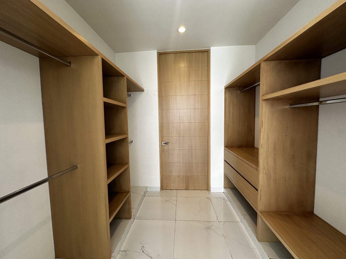 9 de 22: Closet Recámara Planta Baja