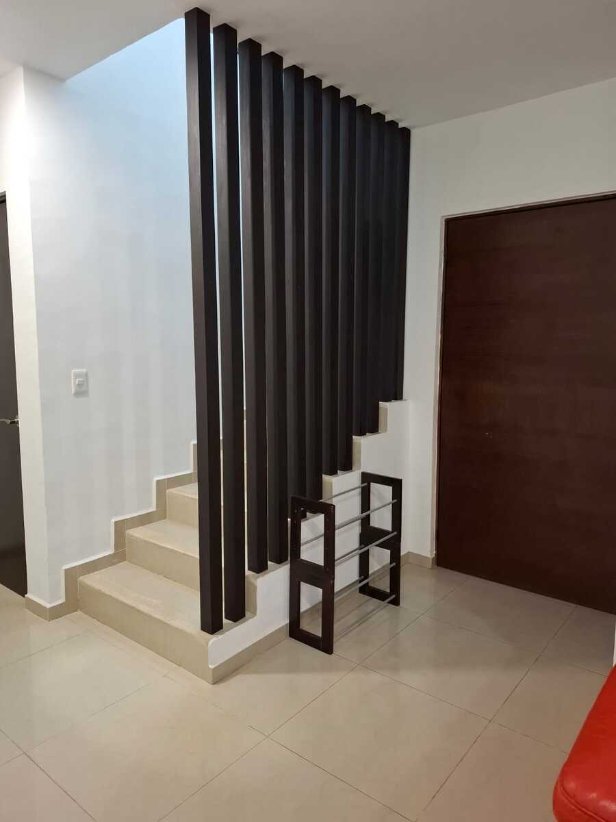 2 de 15: Entrada y Escalera