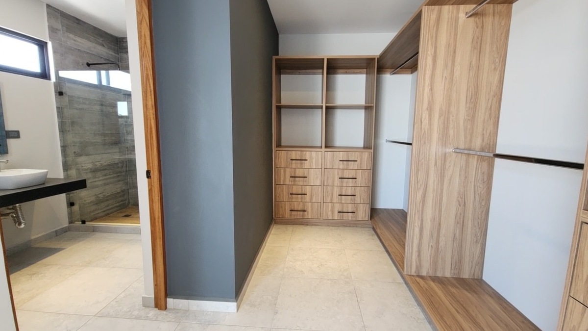 7 of 14: VESTIDOR Y BAÑO RECAMARA PRINCIPAL