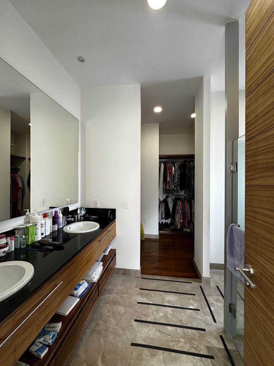 6 of 21: Baño recámara principal