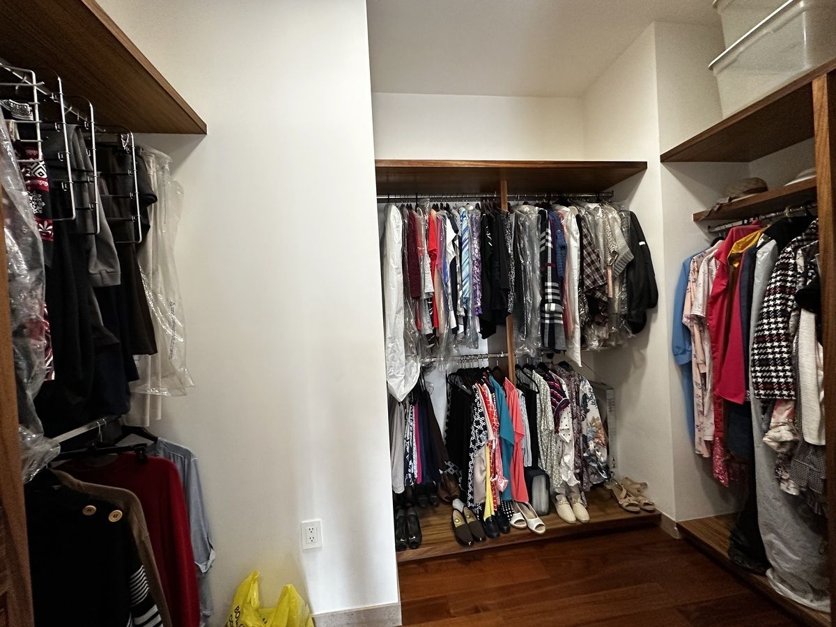 8 of 21: Vestidor recámara principal