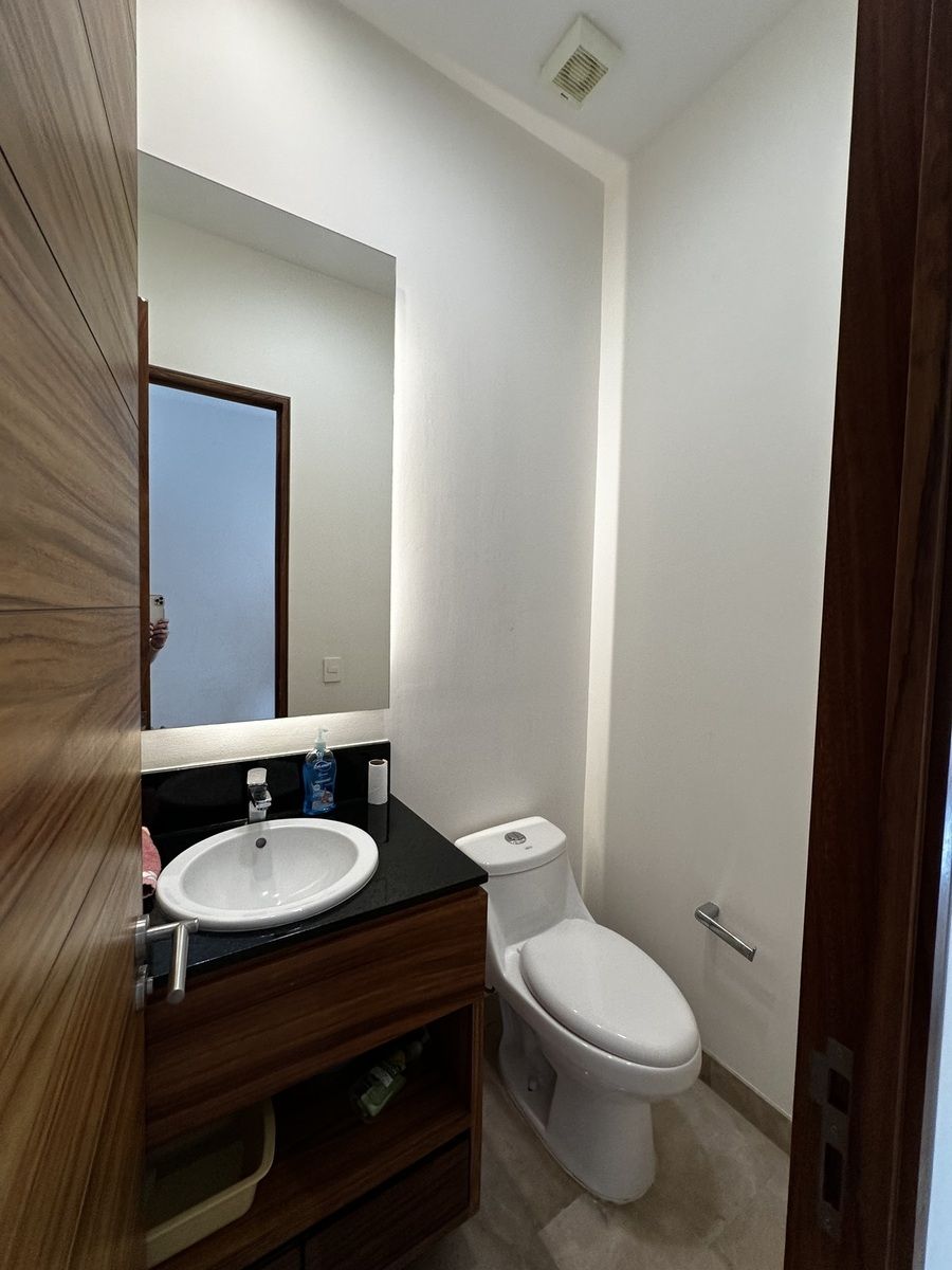 14 of 21: Baño de visitas