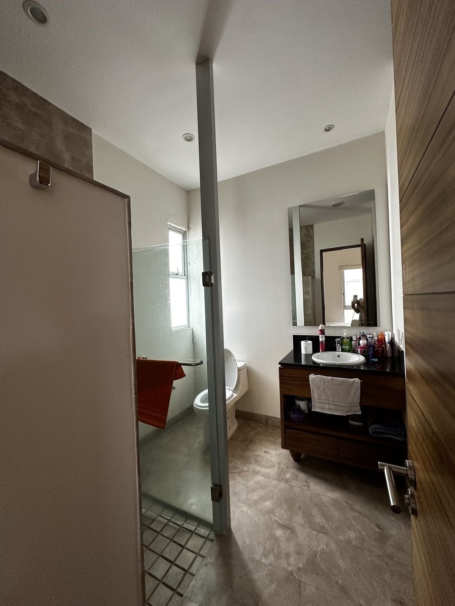 13 of 21: Baño recámara secundaria