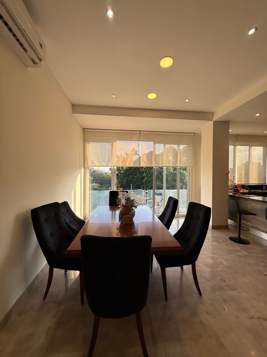 5 of 21: Comedor con vista a los arboles