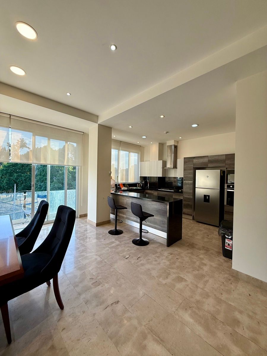 7 of 21: Cocina y comedor