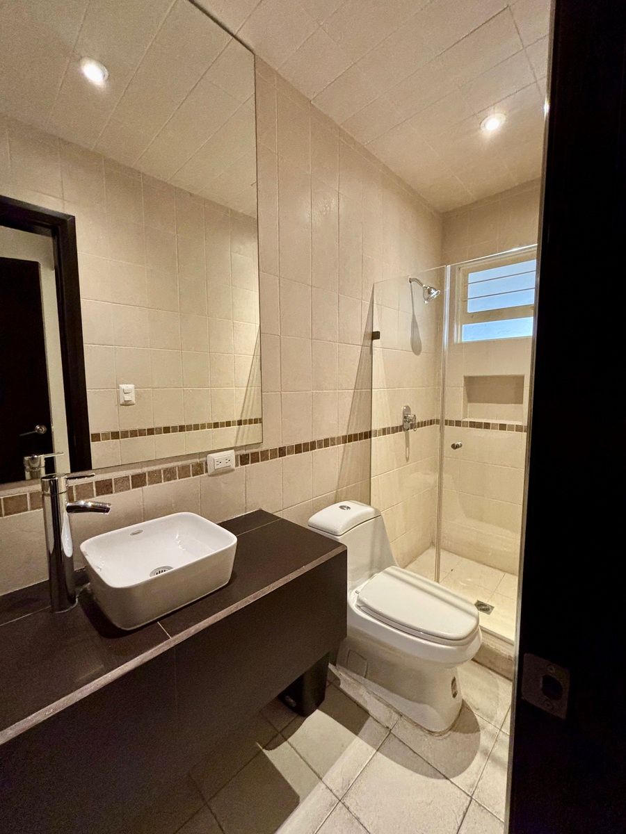 11 de 22: Baño Completo PB