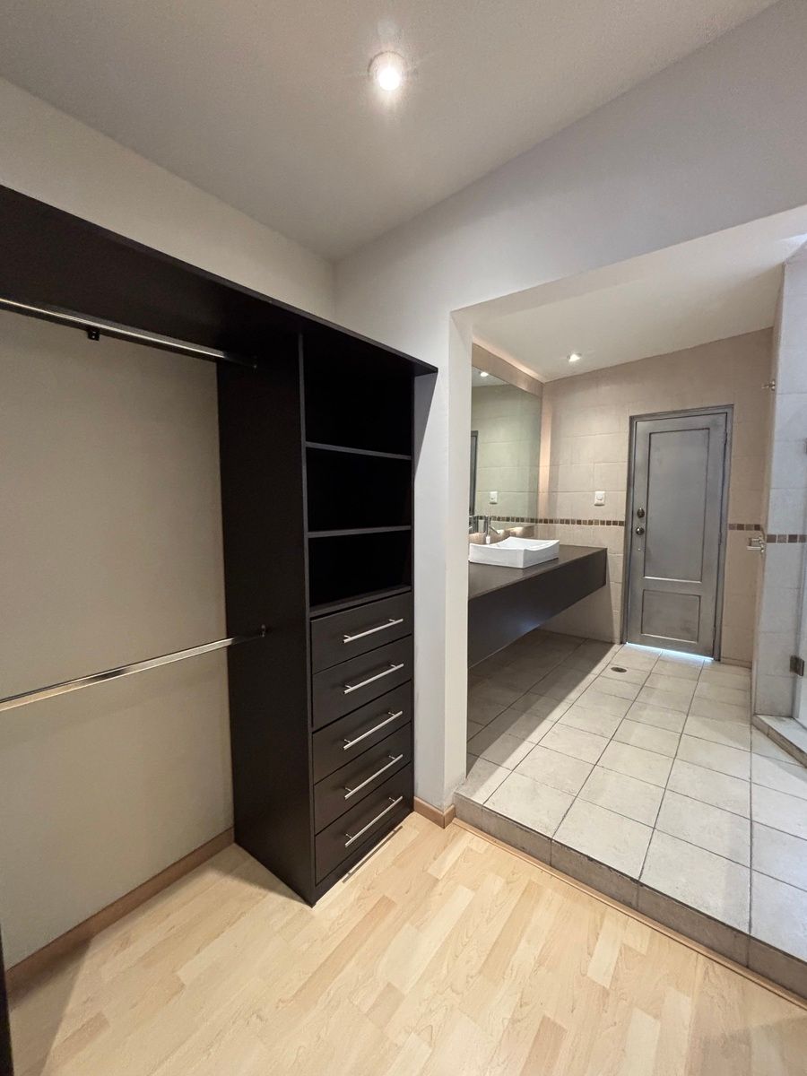 16 de 22: Baño Completo