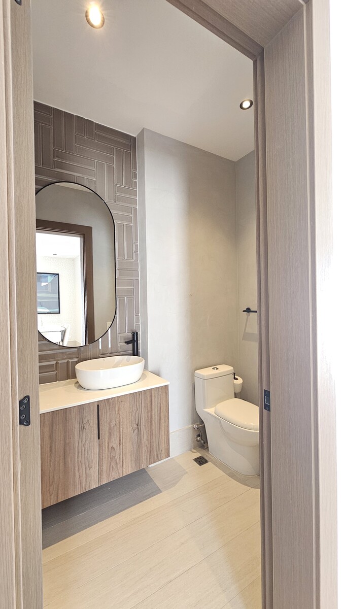 23 de 50: Baño de visita