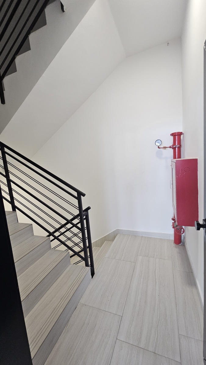 46 de 50: Escalera de emergencia y sistema incendio