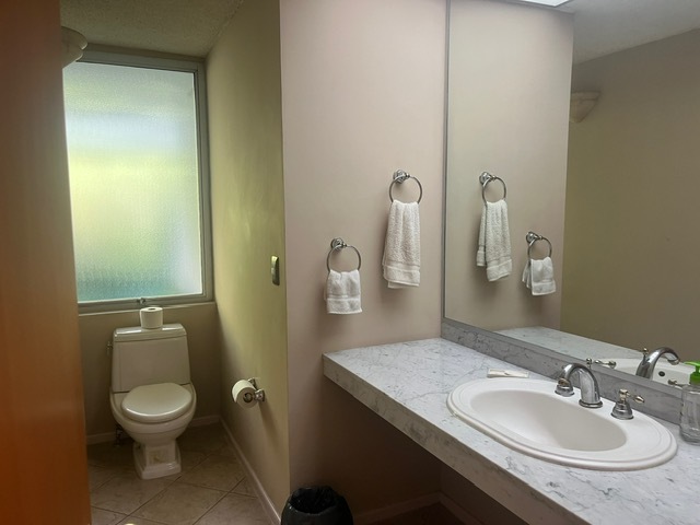 6 of 26: baño visitas