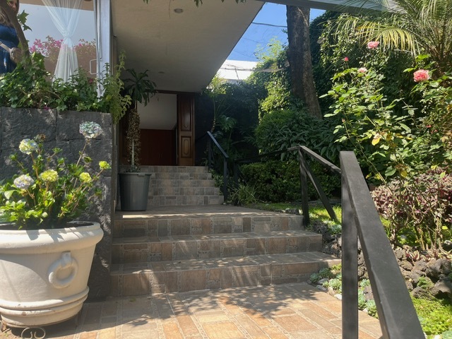 1 of 26: escaleras entarad principal