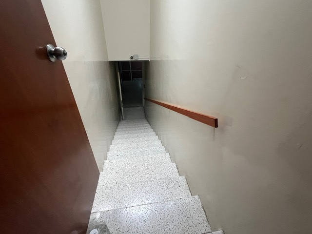 15 of 26: escaleras a estacionamiento y cuartos de servicio