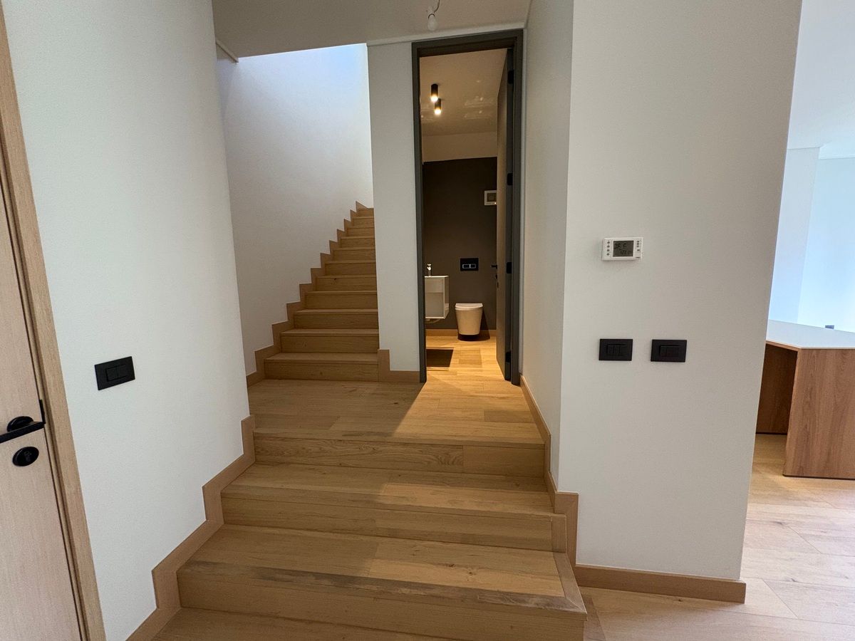 Baño de visitas y escaleras