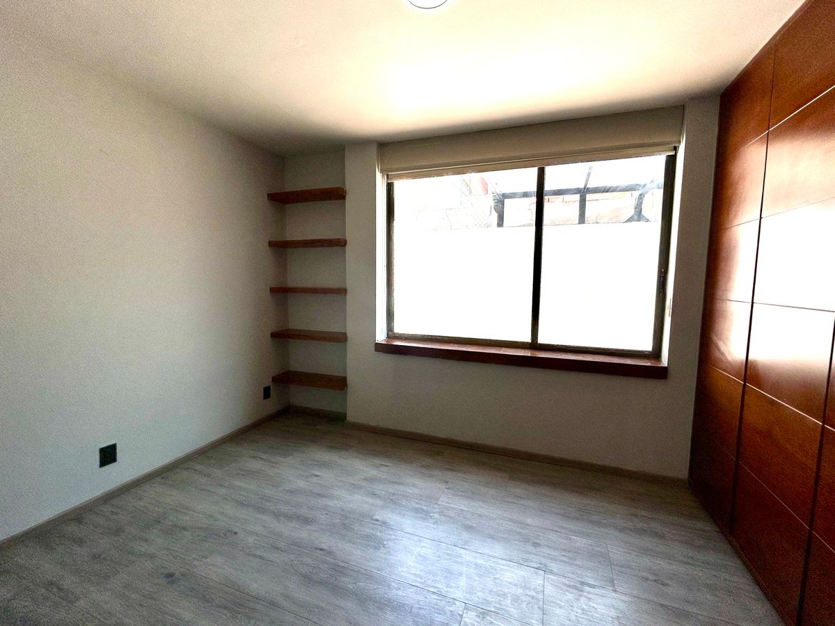 17 de 21: ESTUDIO, OFICINA O TERCERA RECÁMARA