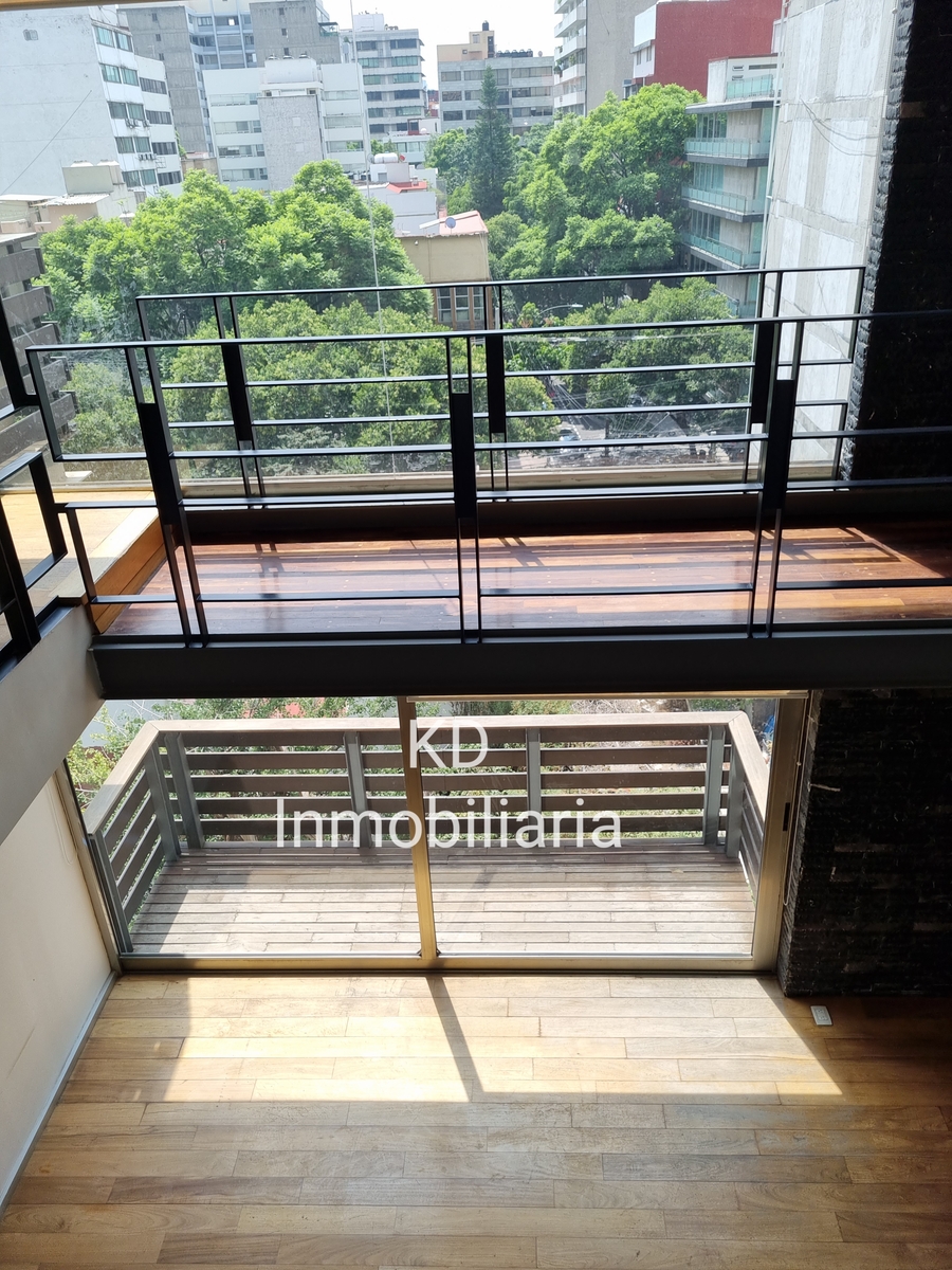 3 de 12: Sala salida a balcón