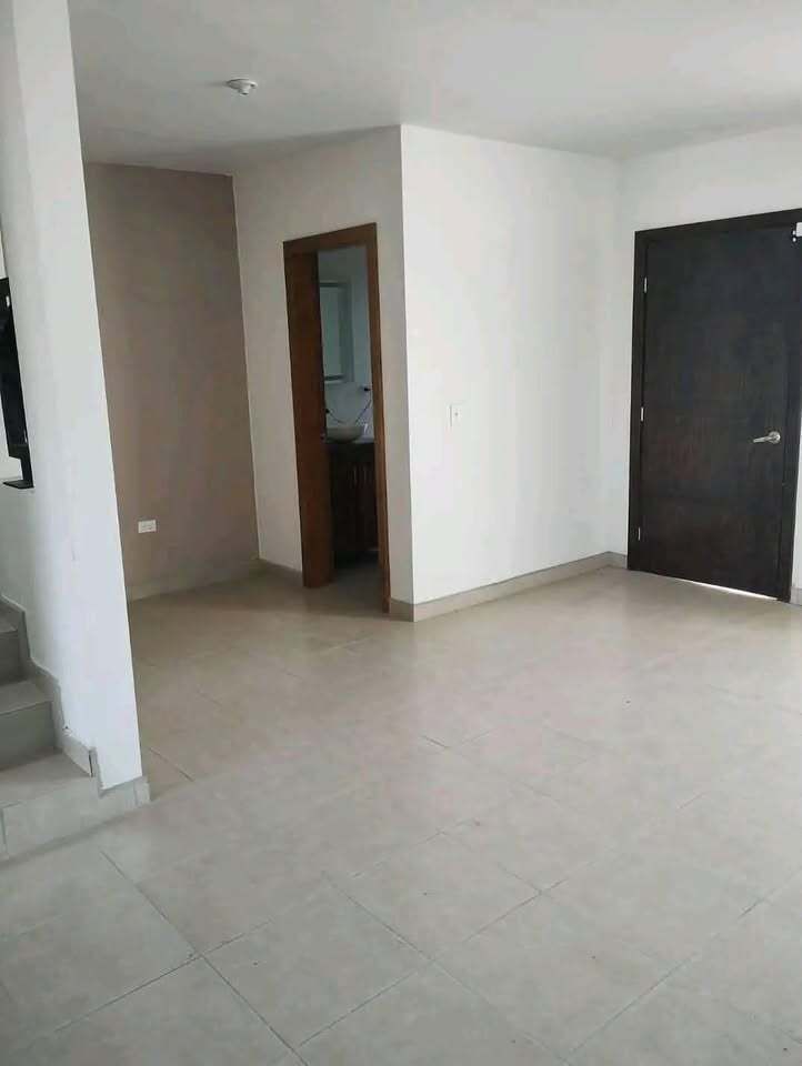 3 of 10: sala y medio baño