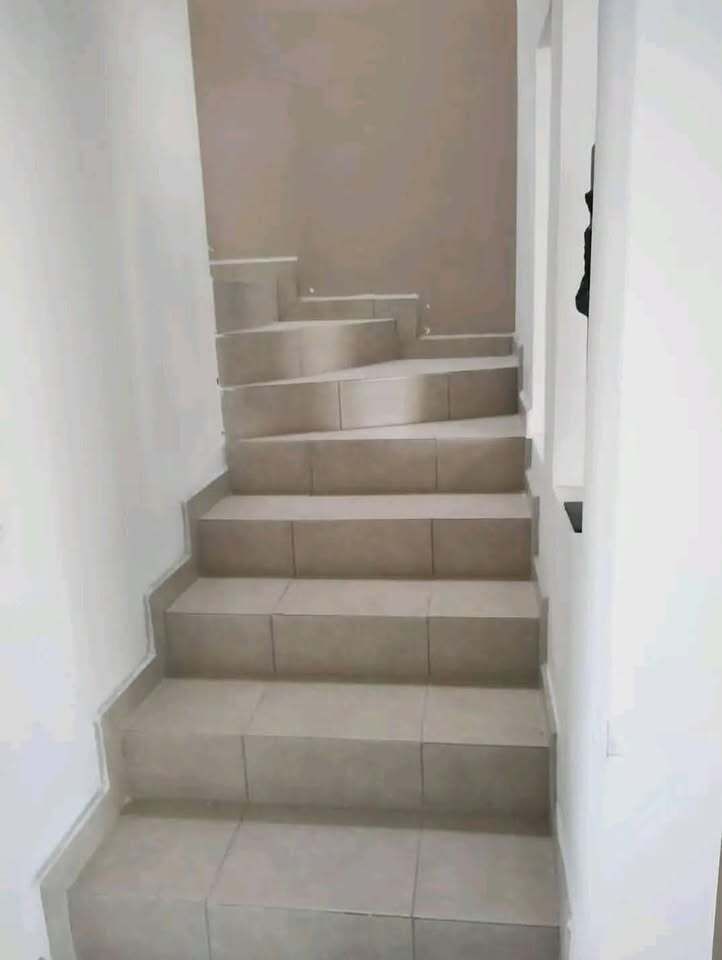 7 of 10: escalera al 2do. nivel