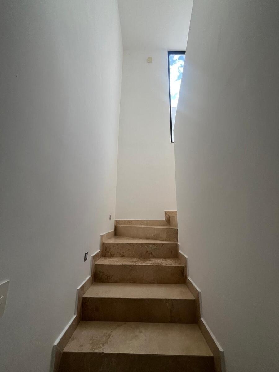 26 de 31: Escaleras segundo nivel