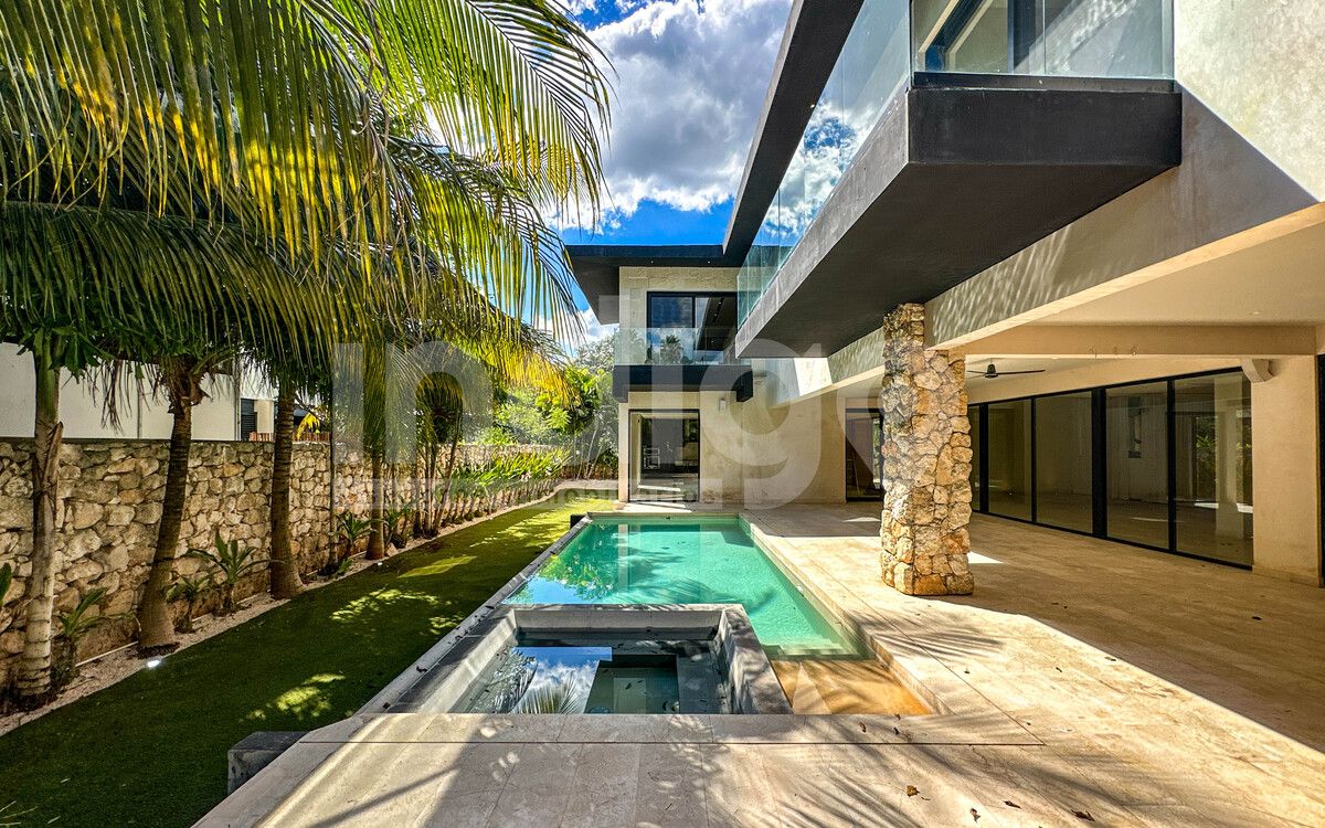 42 de 50: Piscina con Jacuzzi