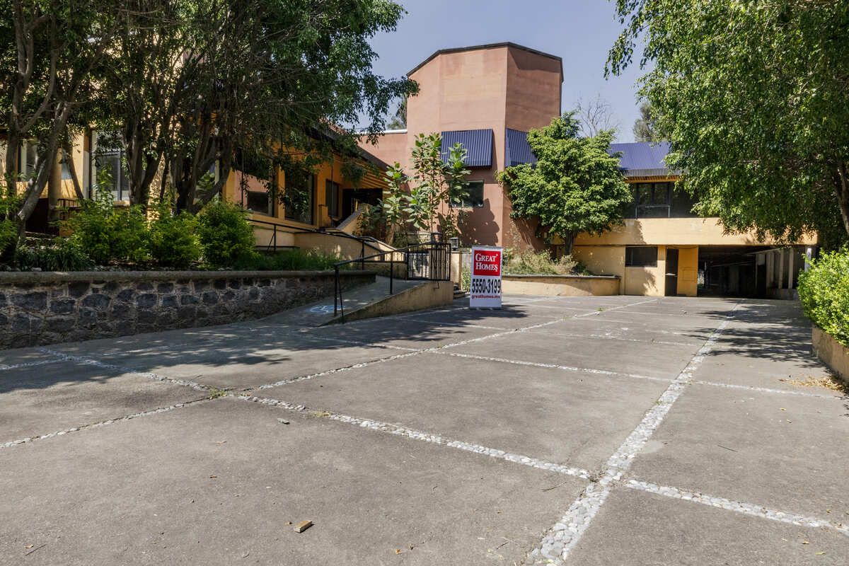 1 of 19: Sobre avenida San Jerónimo