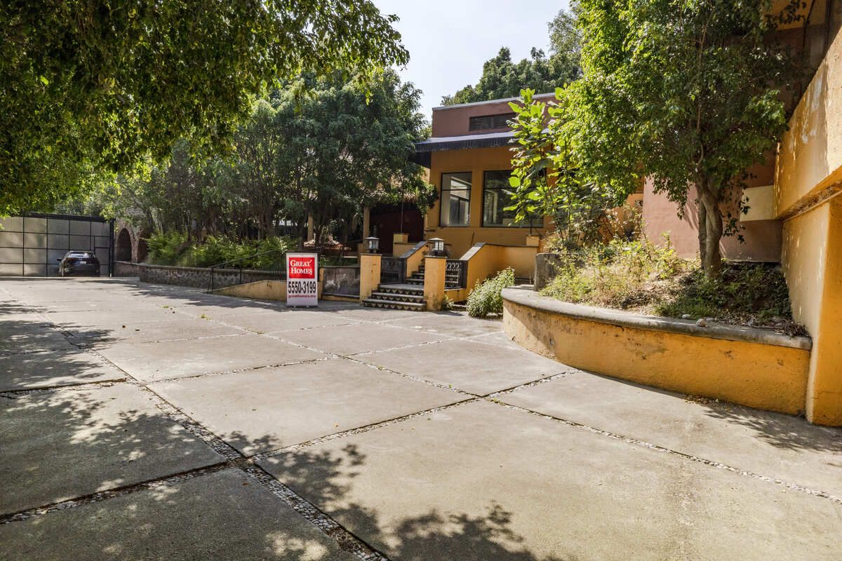 2 of 19: Muy cerca de la bandera de San Jerónimo