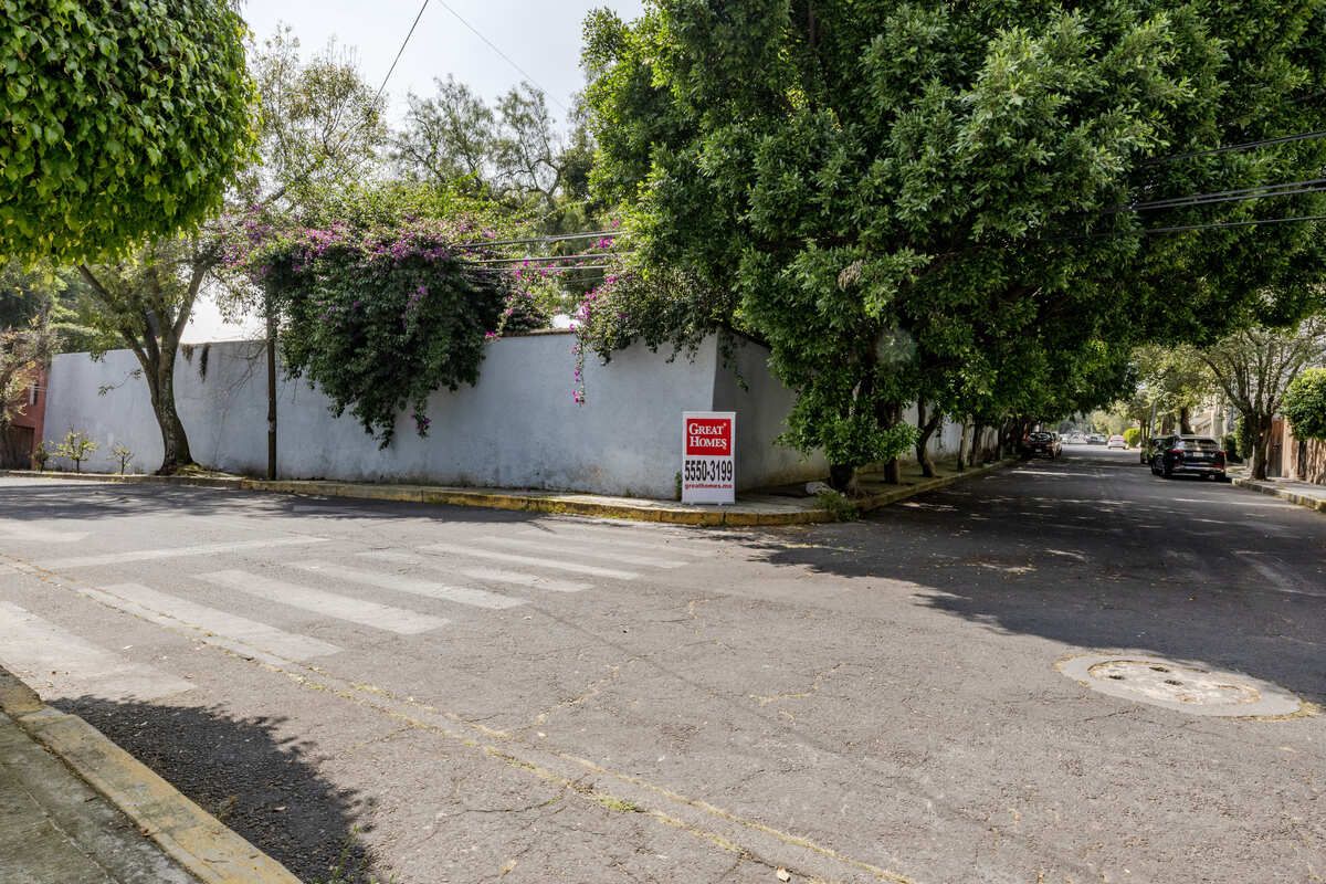 3 de 9: Bien ubicada a 3 calles de la Iglesia de piedra