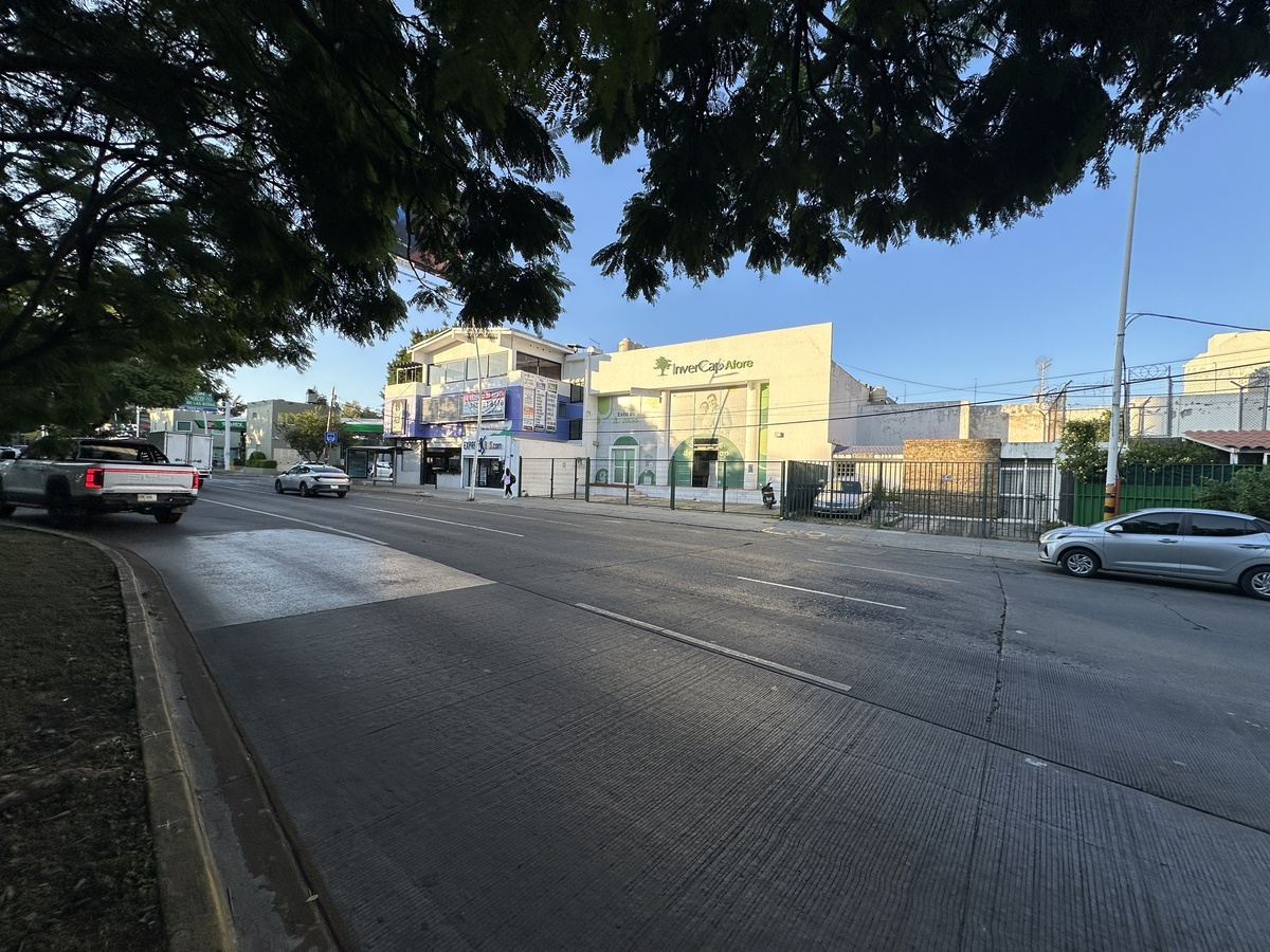 3 de 6: FACHADA POR AV. LAZARO CARDENAS