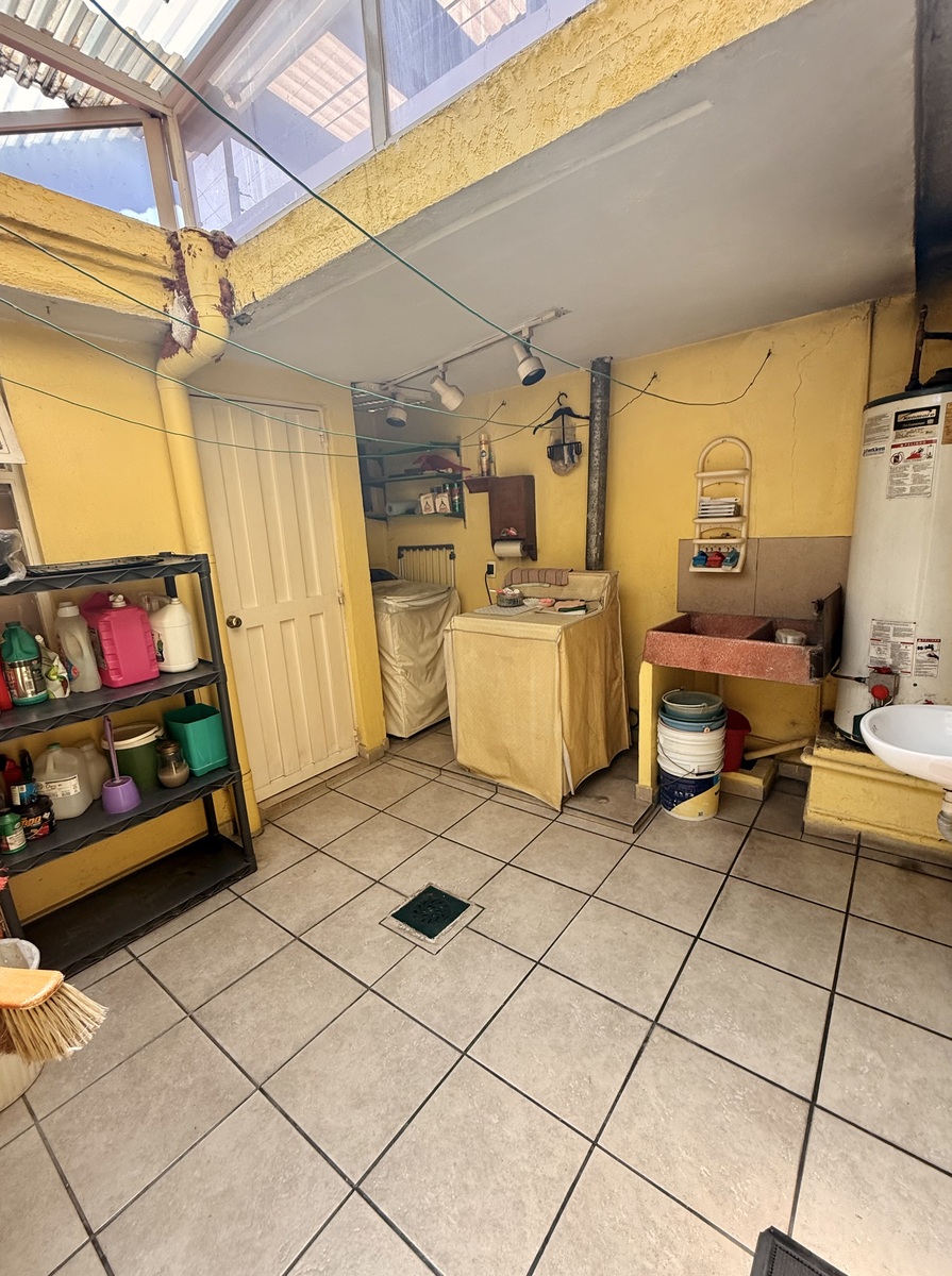 9 of 23: Amplia área de servicio y cuarto de servicio con baño