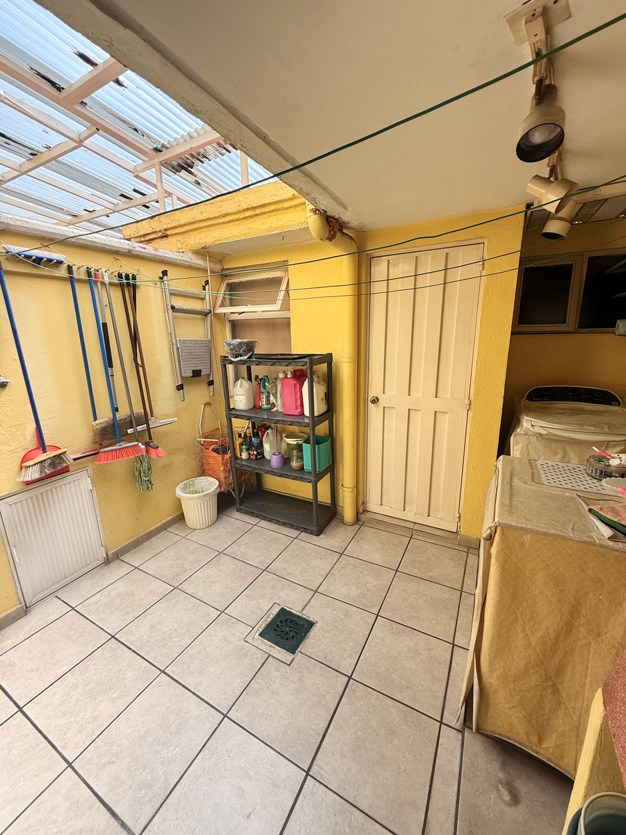 8 of 23: Amplia área de servicio y cuarto de servicio con baño