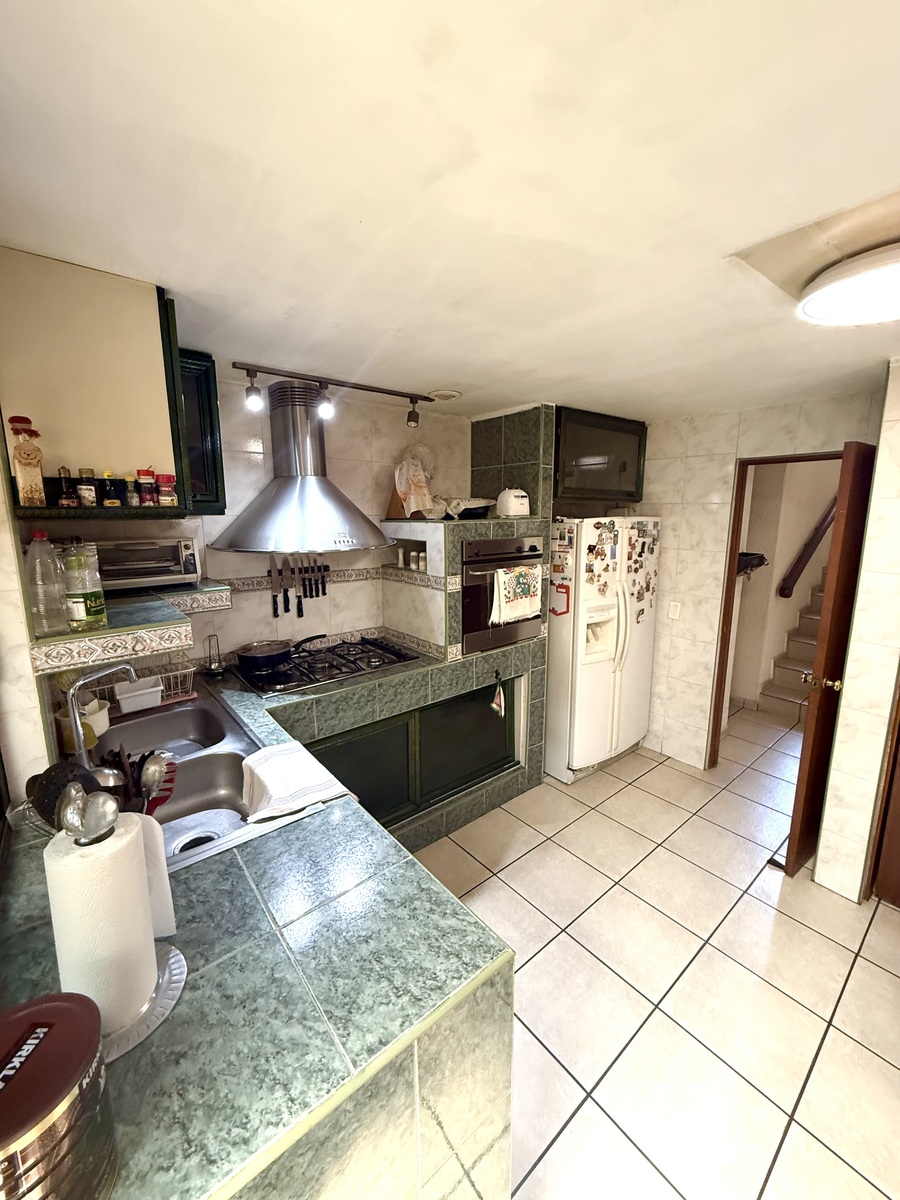 11 of 23: Amplia cocina con alacena y acceso  al área de servicio.