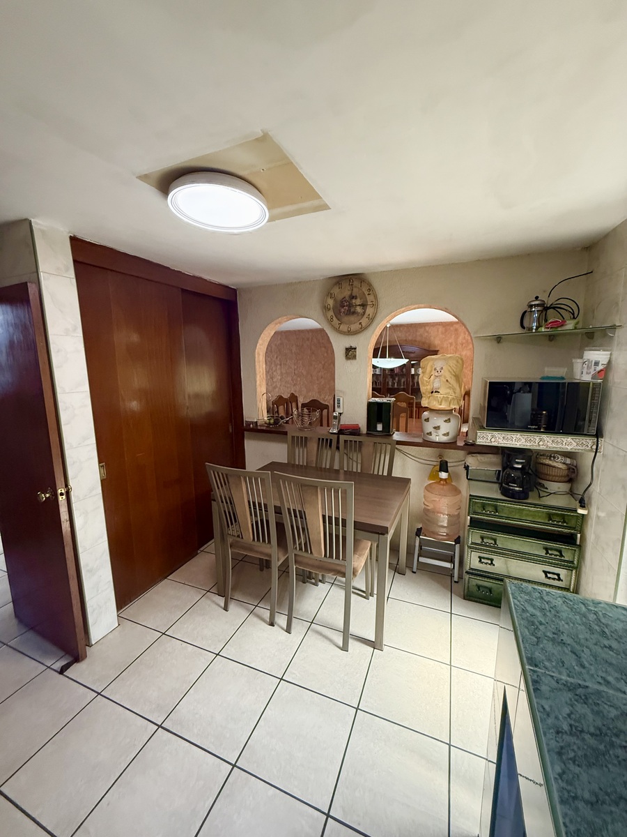 13 of 23: Amplia cocina con alacena y acceso  al área de servicio.