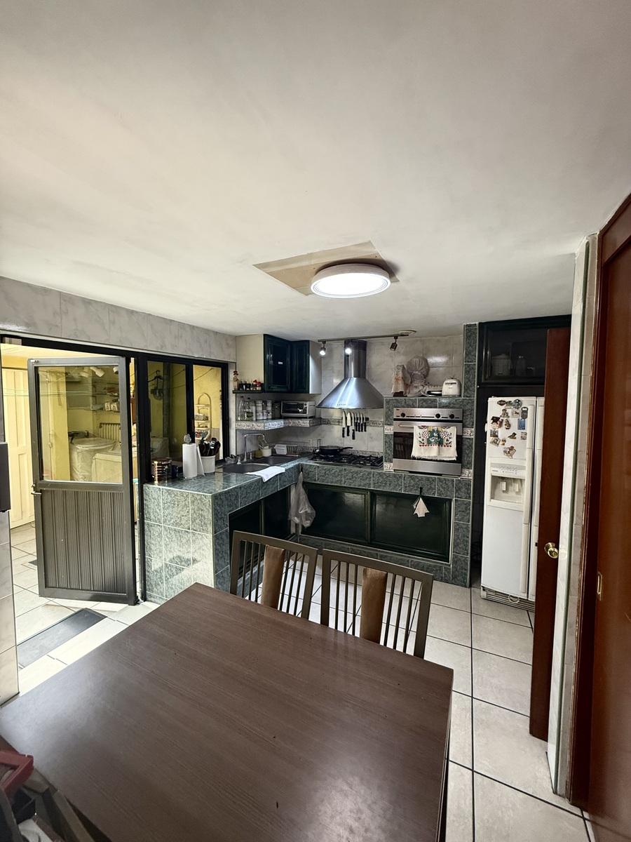 12 of 23: Amplia cocina con alacena y acceso  al área de servicio.