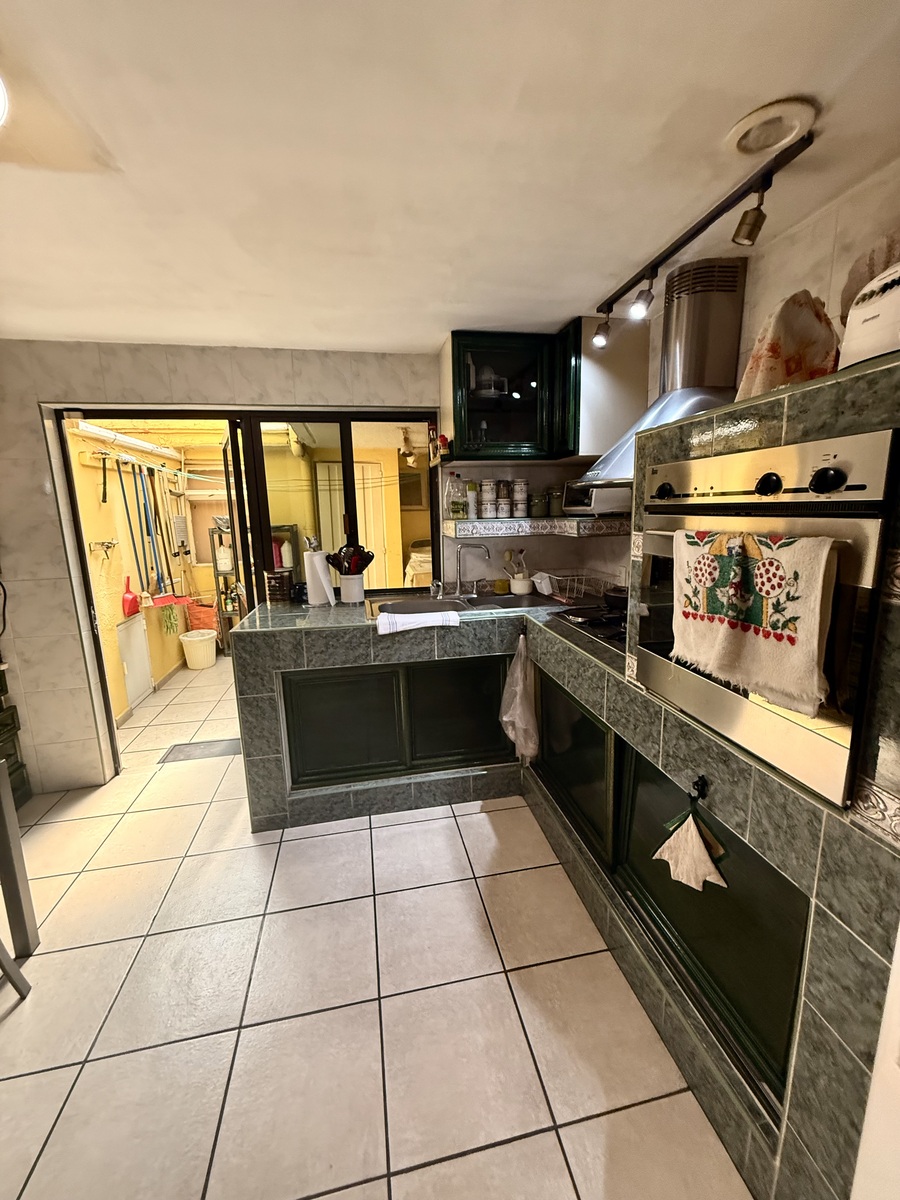 10 of 23: Amplia cocina con alacena y acceso  al área de servicio.