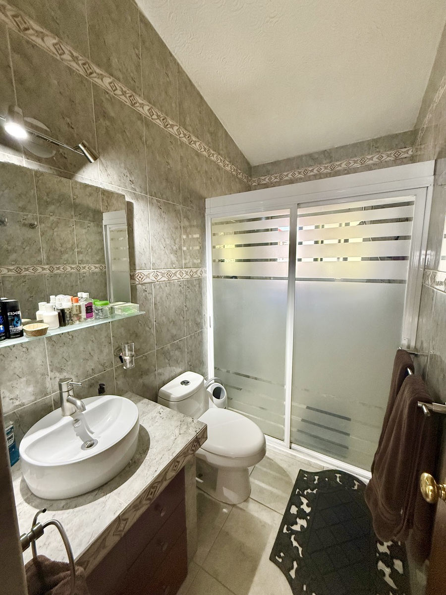 23 of 23: Baño completo planta alta