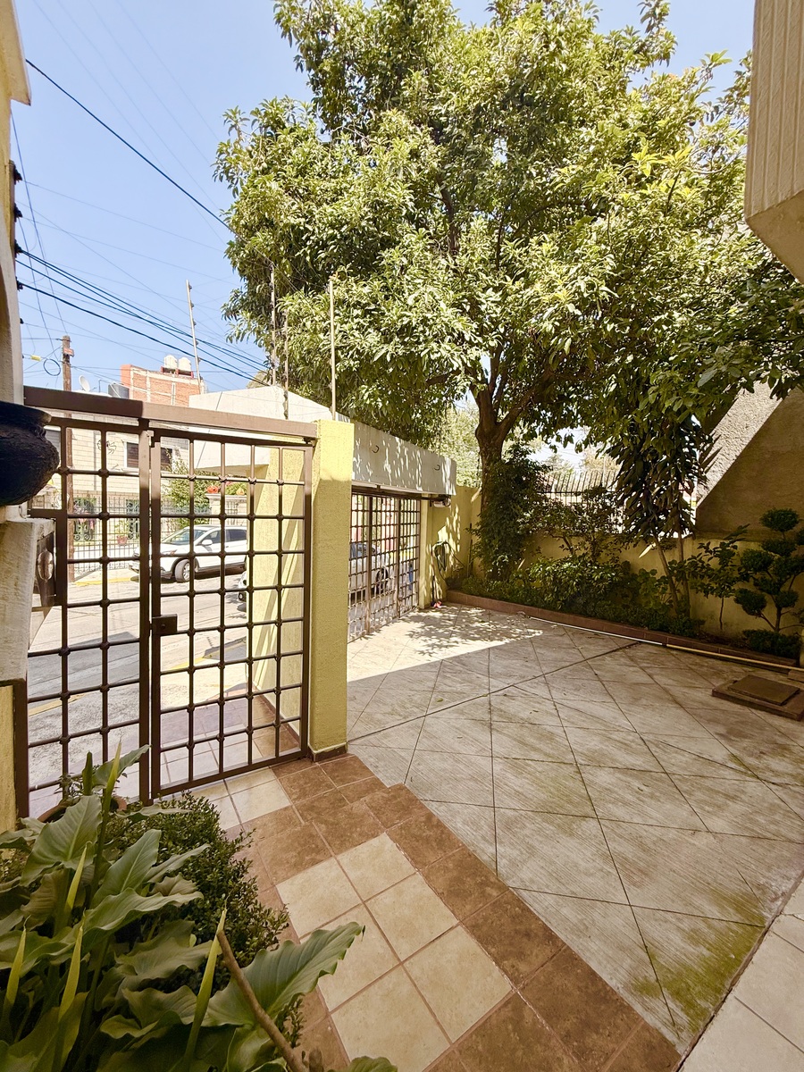 2 of 23: Garage para dos autos