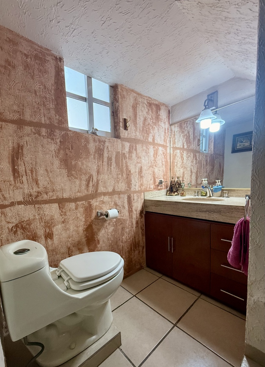 14 of 23: Medio baño de visitas en planta baja