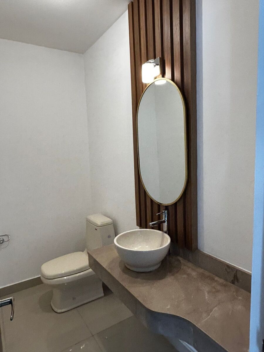 18 de 18: Medio Baño