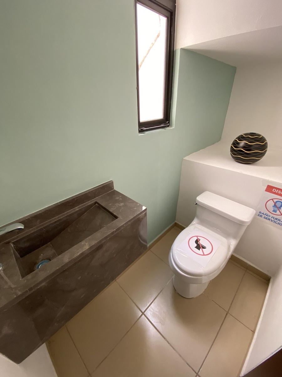 7 of 16: Medio Baño