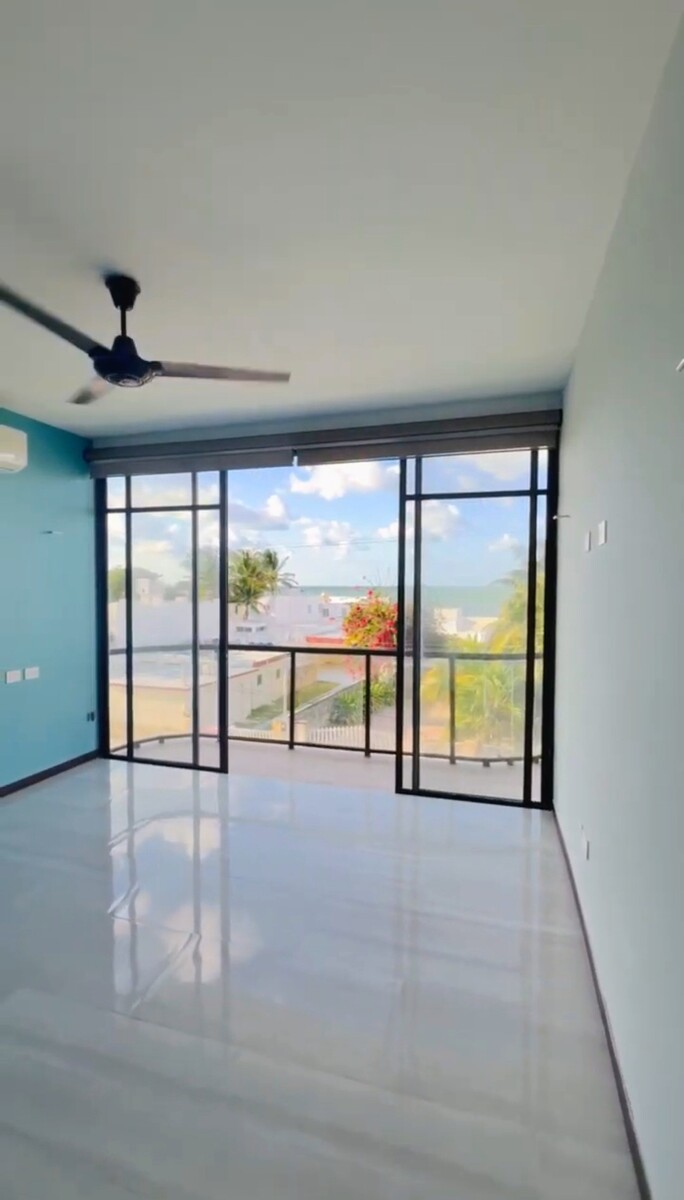 2 de 18: Sala /comedor con balcón