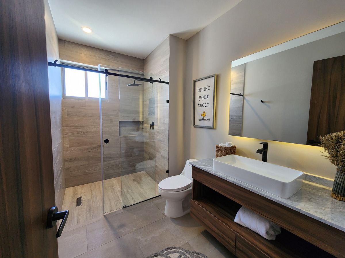 13 of 30: Baño completo compartido