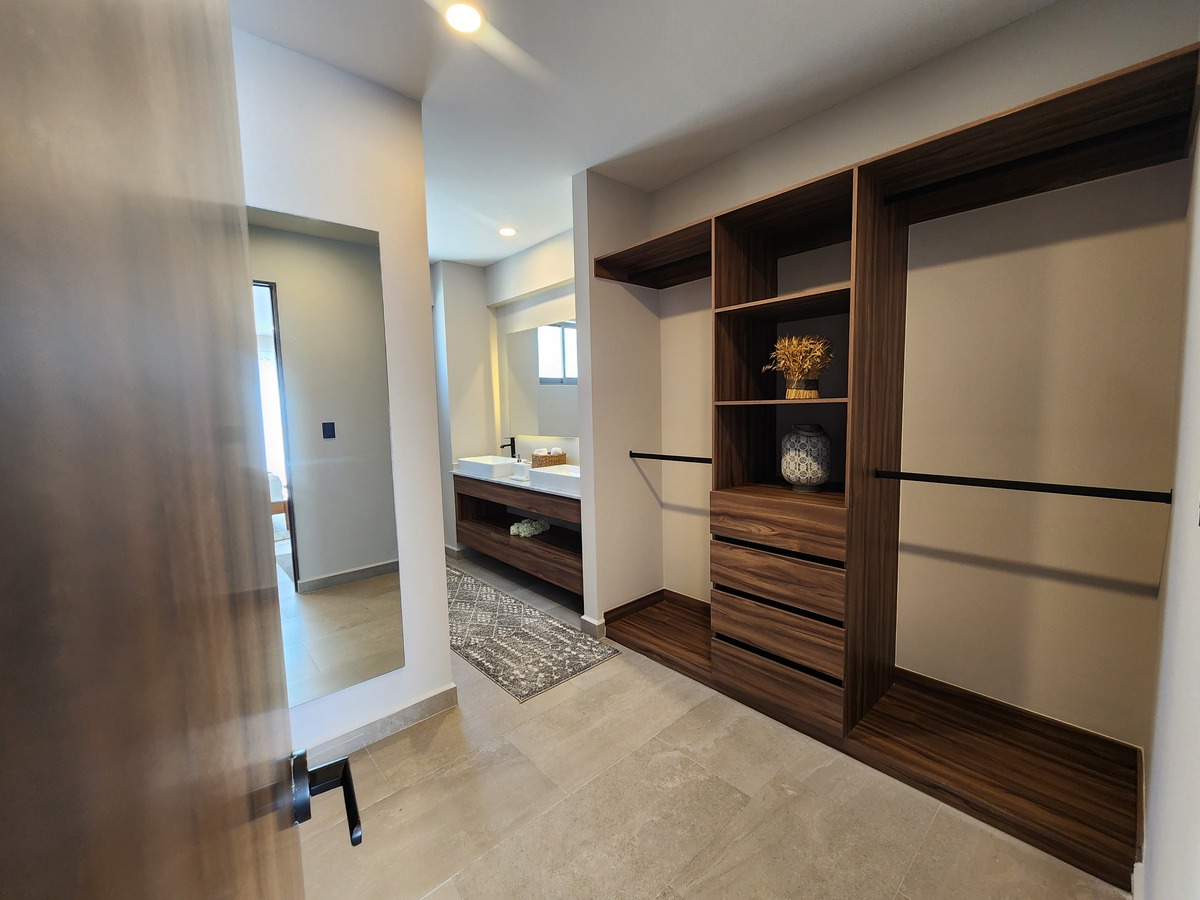 17 of 30: Vestidor habitación principal